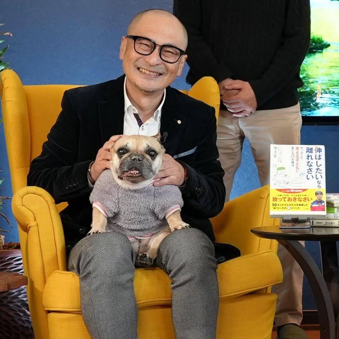 長谷川允也氏写真、フレンチブルドックのきなこと一緒に